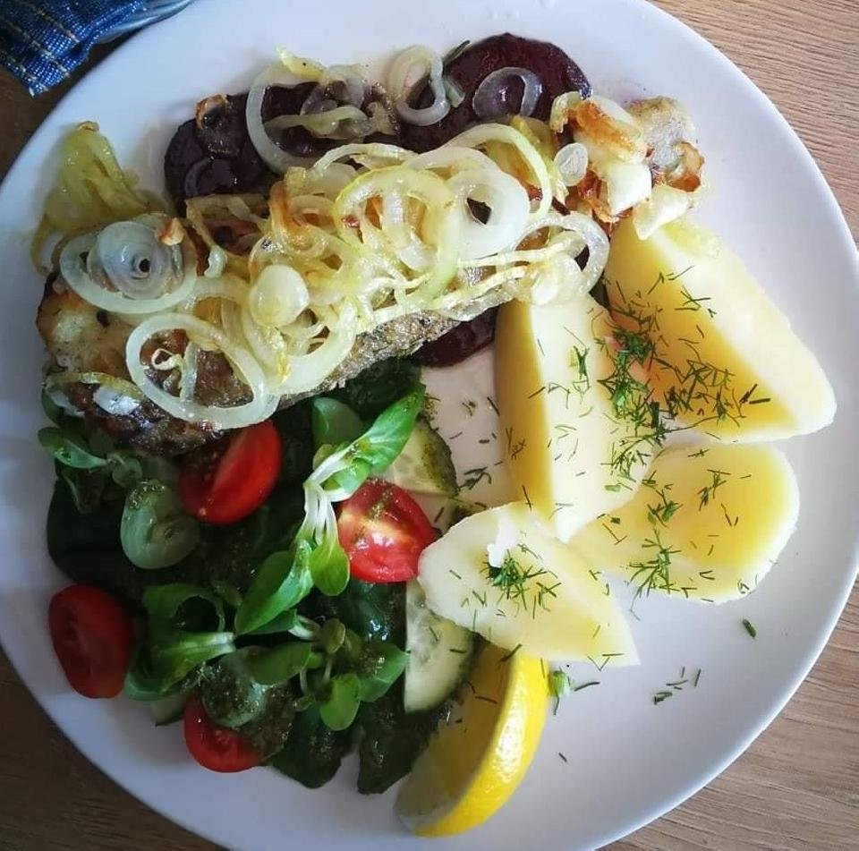 Žuvis su keptais burokėliais